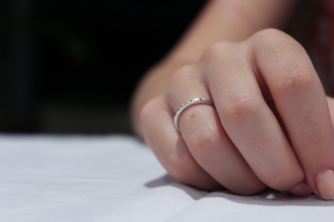 Wird der Verlobungsring rechts oder links getragen? Das sollten Sie zu dem Symbol der Liebe
